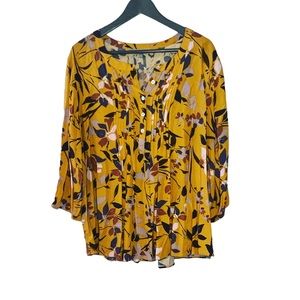 🦖 Gorgeous floral top! 🦖